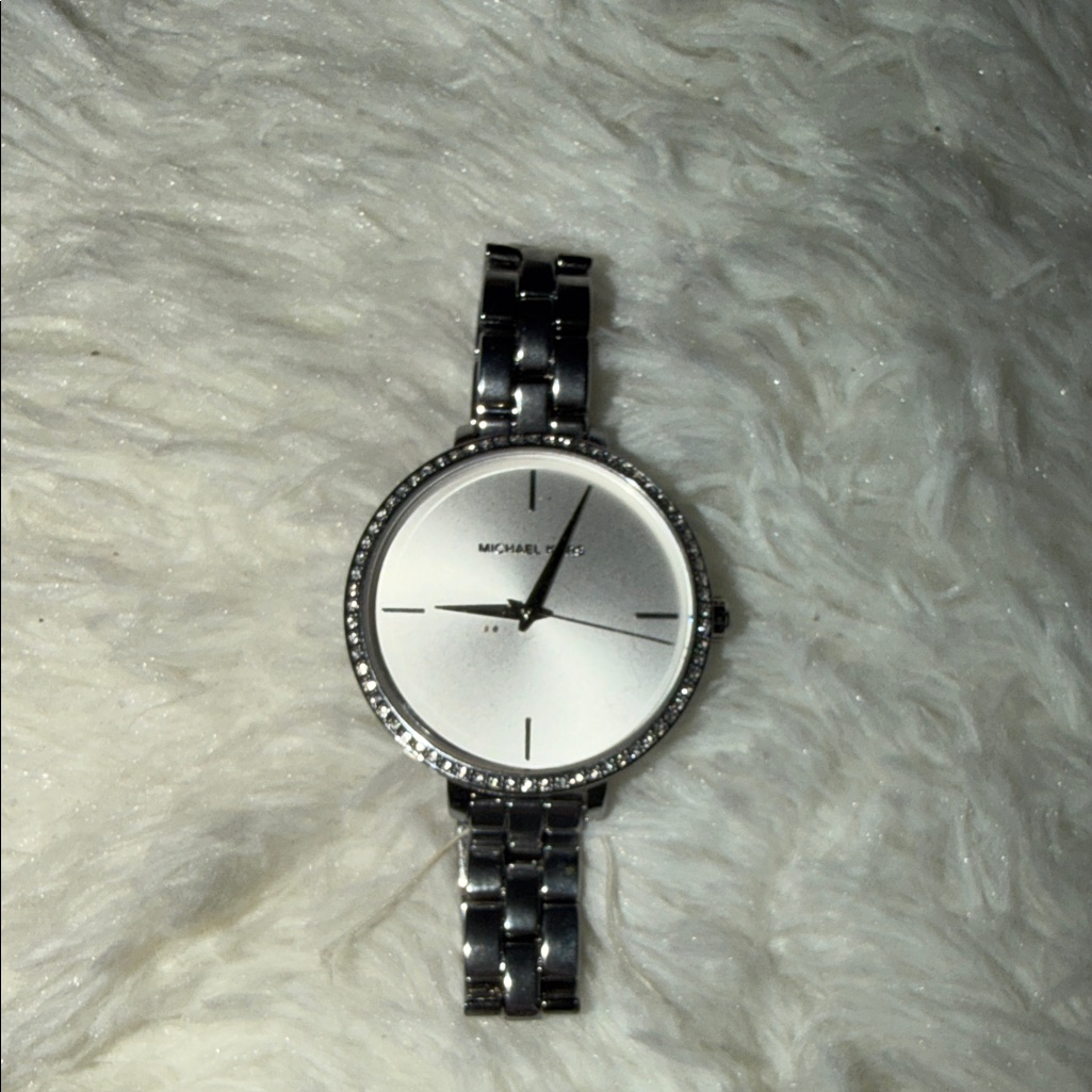 Michael Kors Metallic Silver Timepiece Michael Kors Metallic Silver Timepiece
